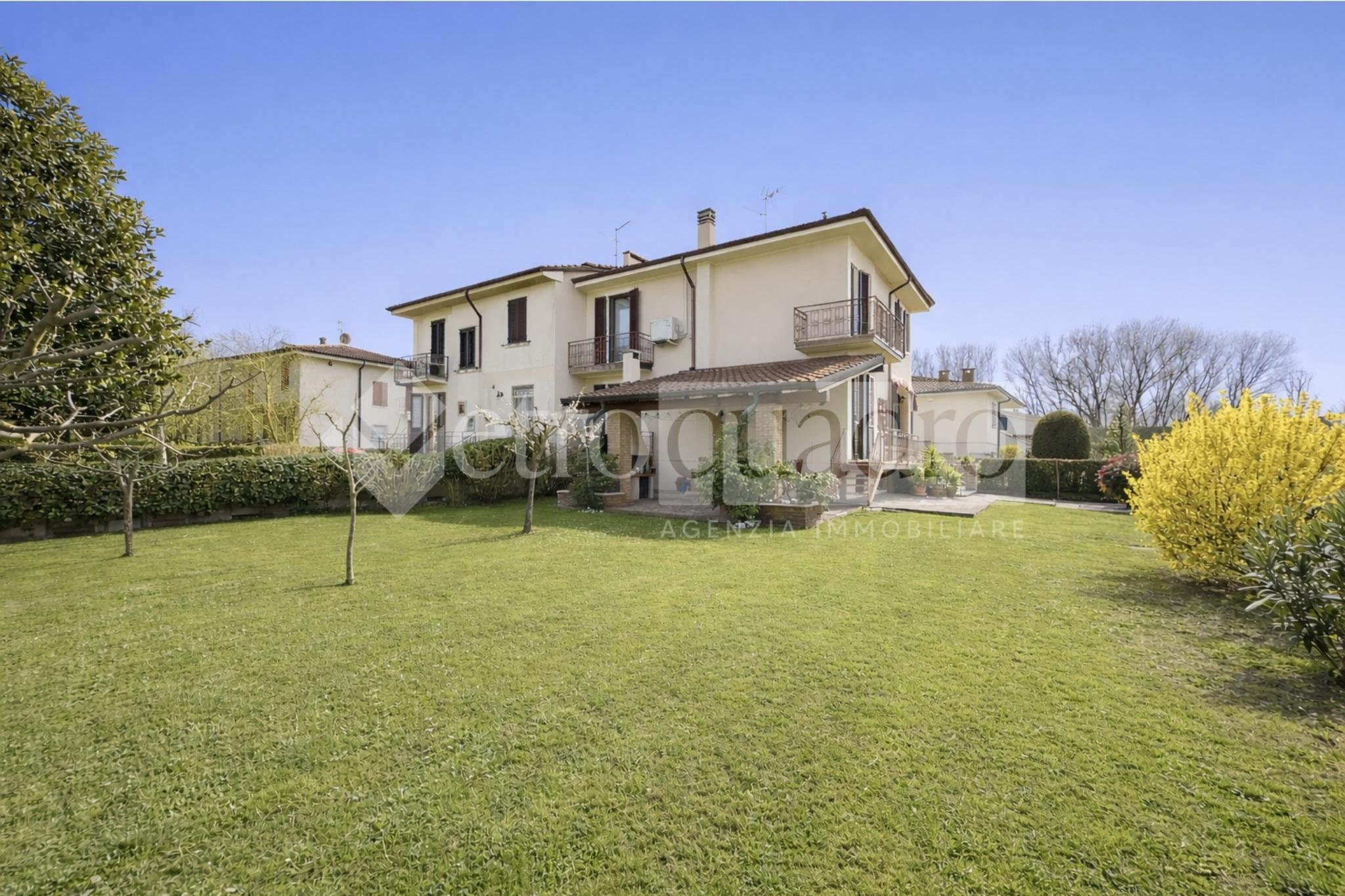 Villa Bifamiliare in Vendita
