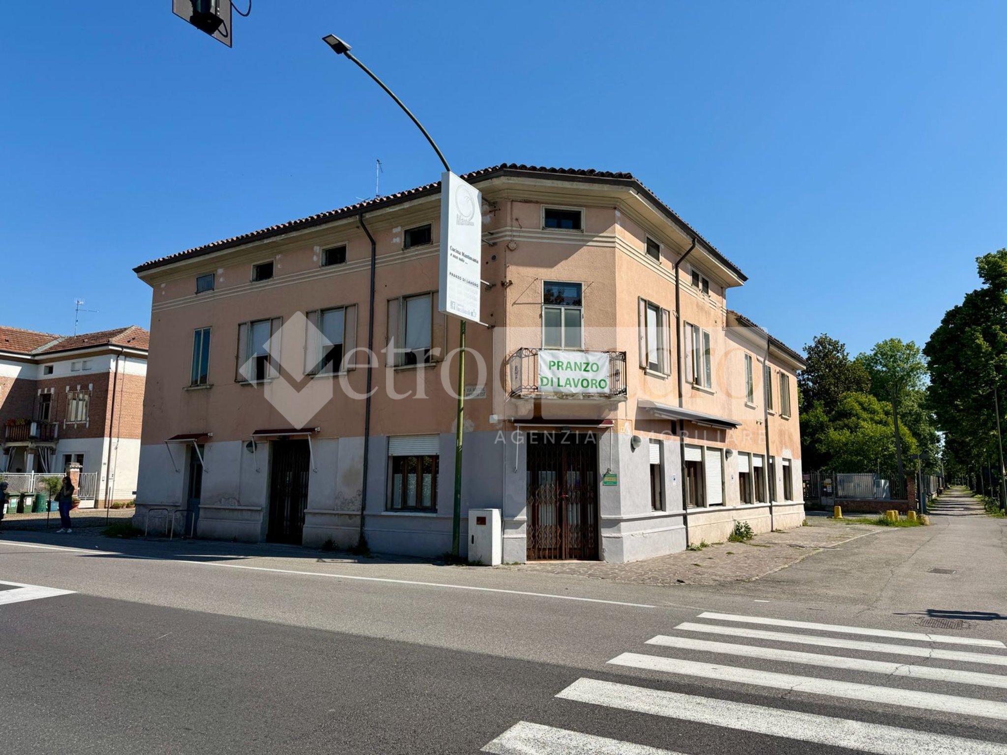 Edificio multiuso in vendita in Strada Abetone Brennero Est 37, Ostiglia